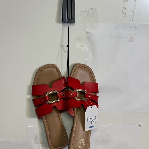 Time and Tru Red Sandals with gold Metallic Buckle Details size 8.5 new - Picture 1 of 3